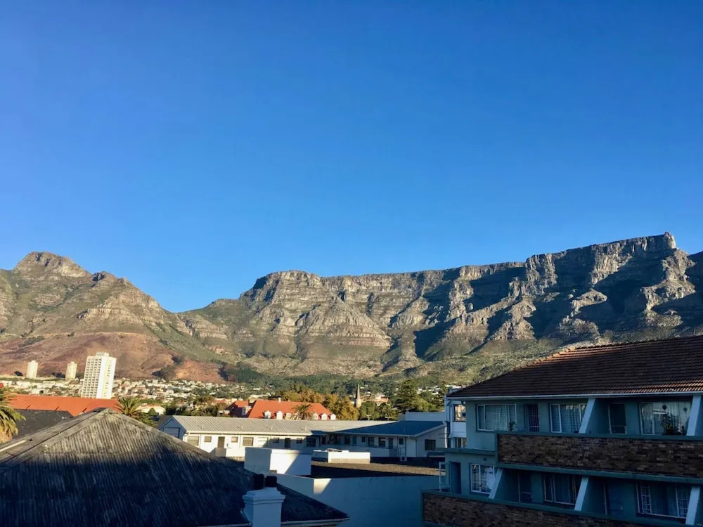 Cape Town Apartment With Dazzling Mountain View