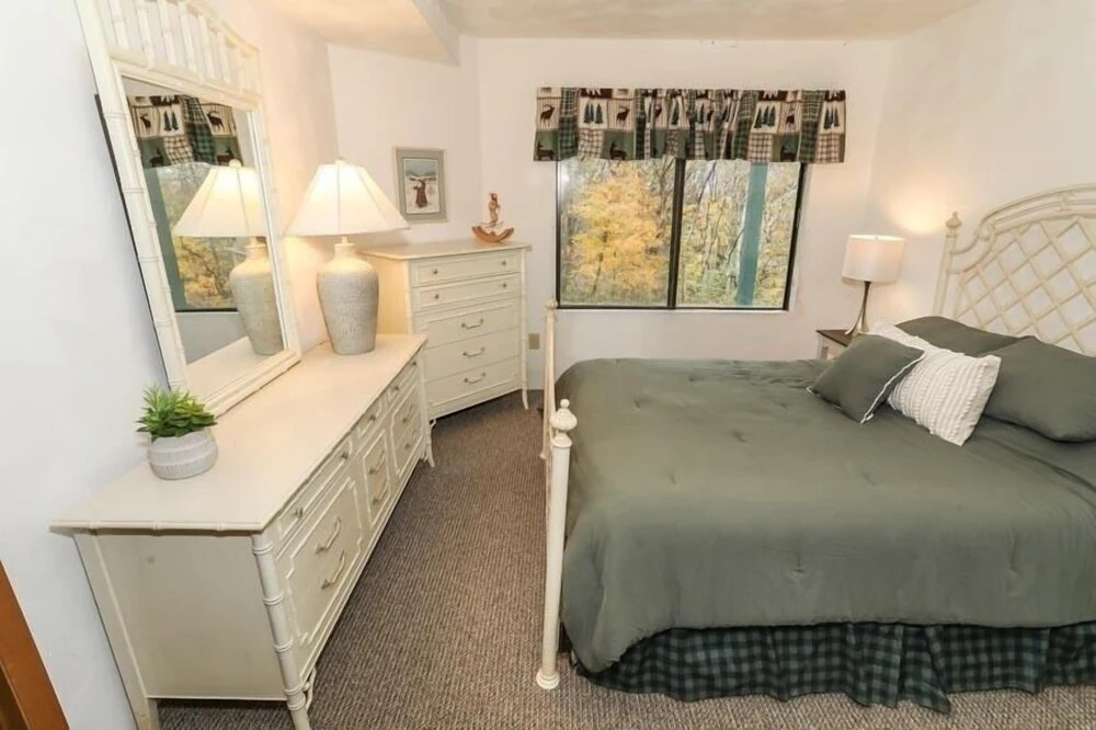 Seven Springs 2 BR Deluxe Condo with Mountain Views by RedAwning
