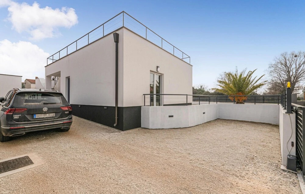 Awesome Home In Peroj