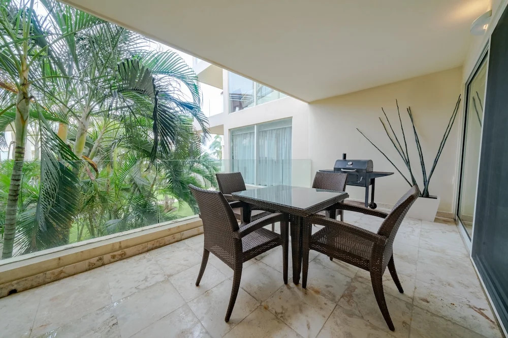 Luxury Complex - Infinity Pool and Private Beach Club - At The Elements Condos 108