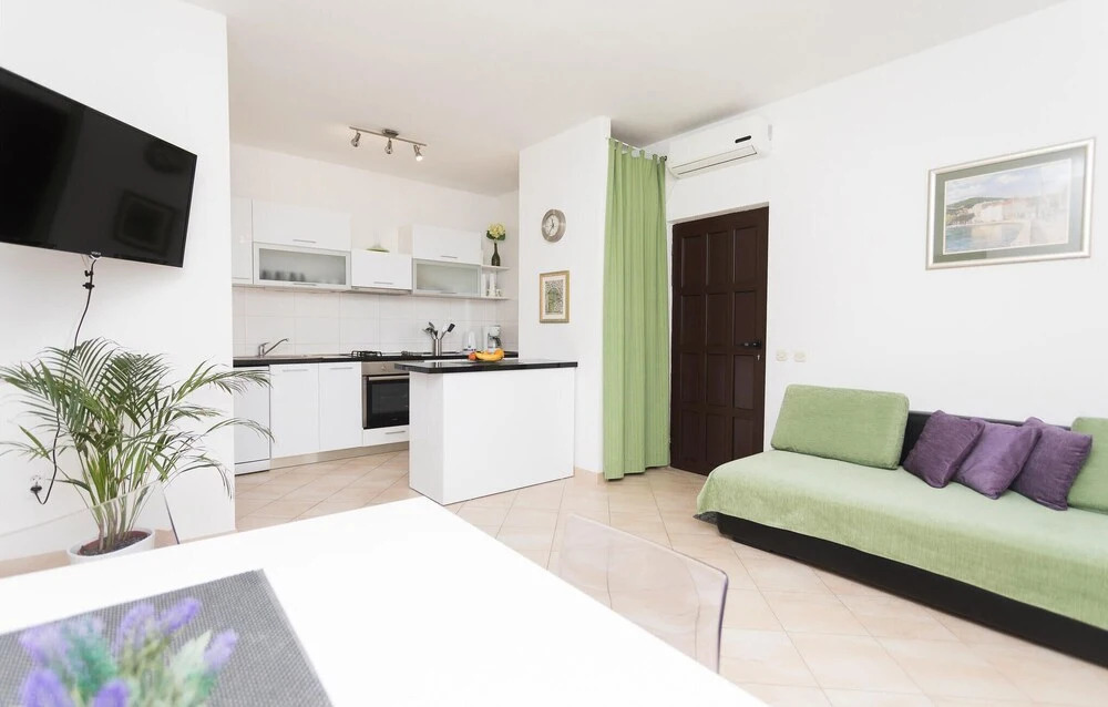 Amazing Home in Sutivan with Hot Tub, WiFi & 3 Bedrooms