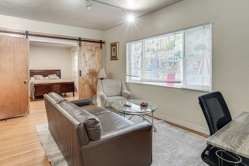 Walkable Dtwn Oakland Apt w/ Shared Rooftop!