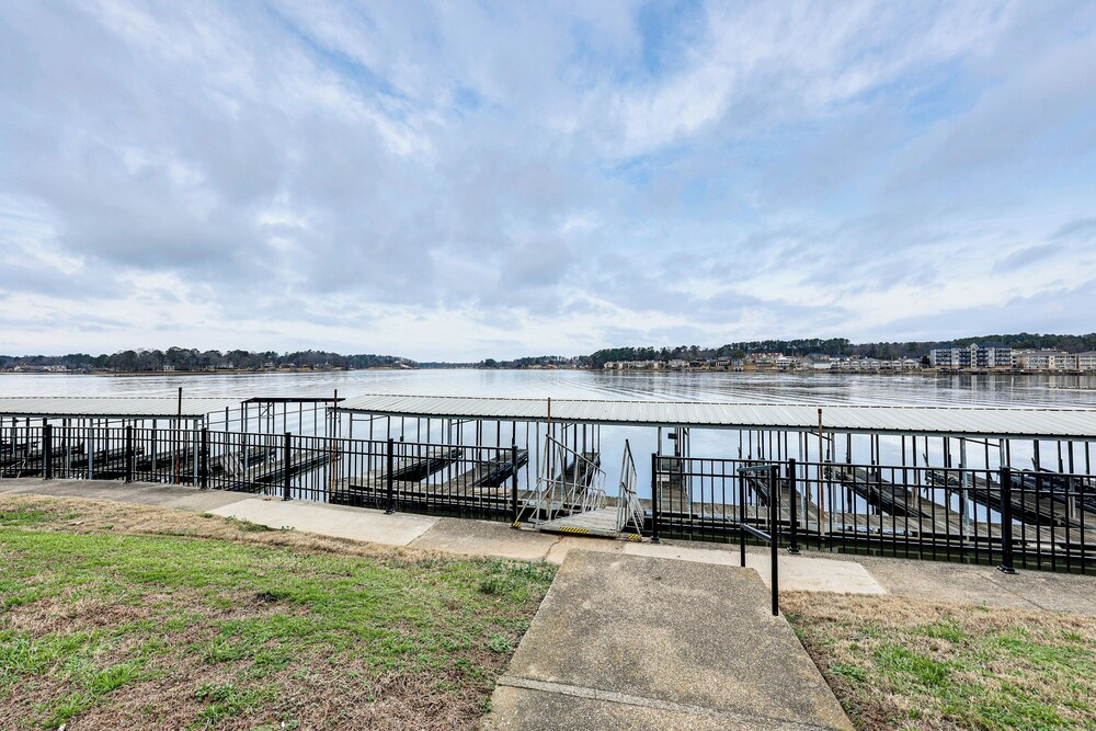 Hot Springs Condo on Lake Hamilton w/ Balcony!
