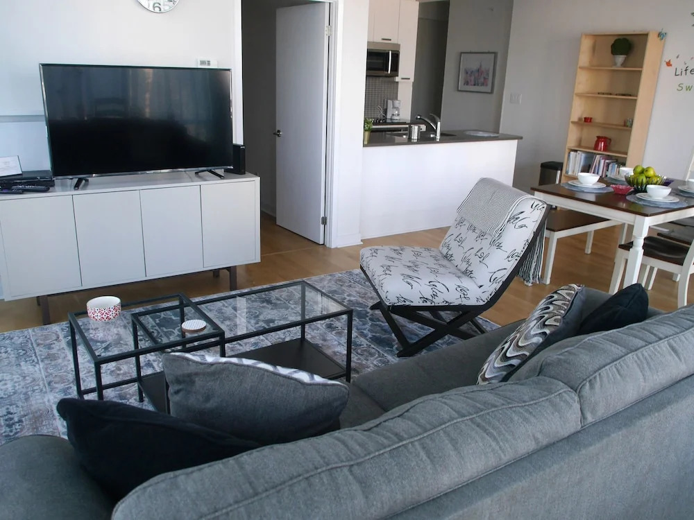 Grand 2BR Condo with Great Views