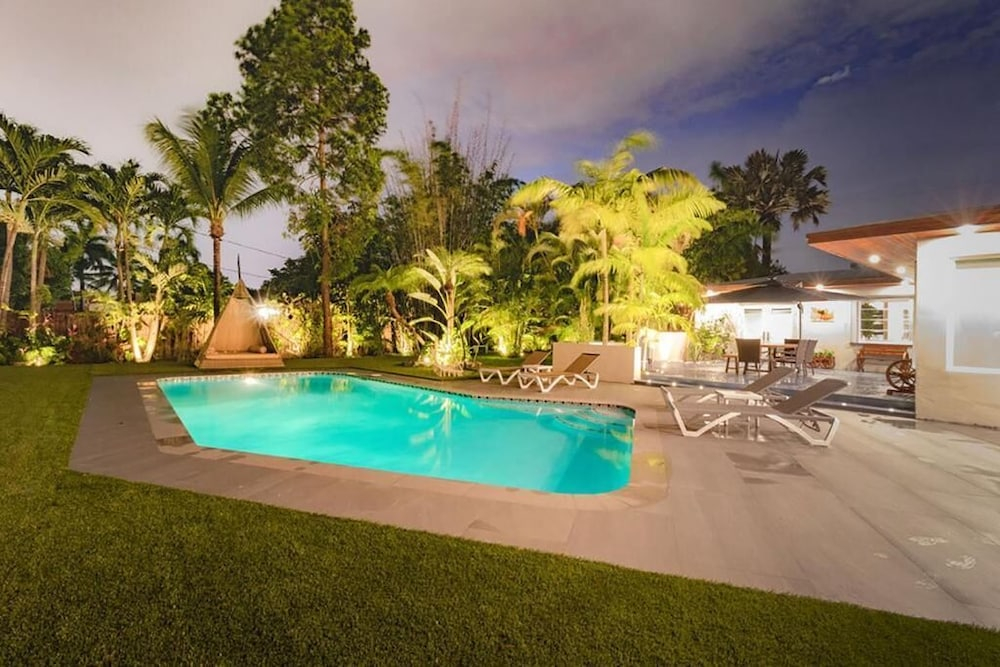 Villa Oahu Basketball Fire Pit Mini Golf
