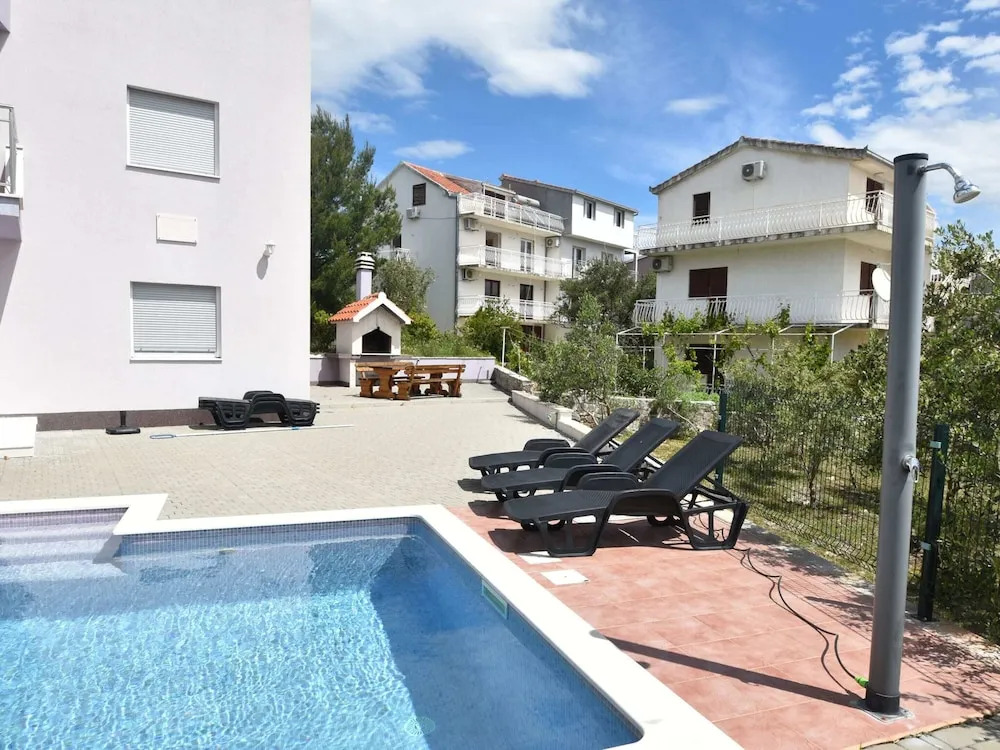Nice Apartment With Shared Swimming Pool Near the Beach and Trogir