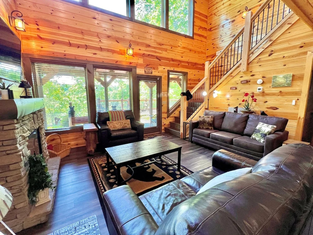 South Side Serenity 2 Bedroom Cabin by RedAwning