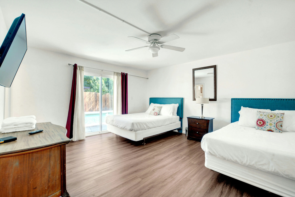Vibrant in Vegas 4 Bd with Shimmering Pool!