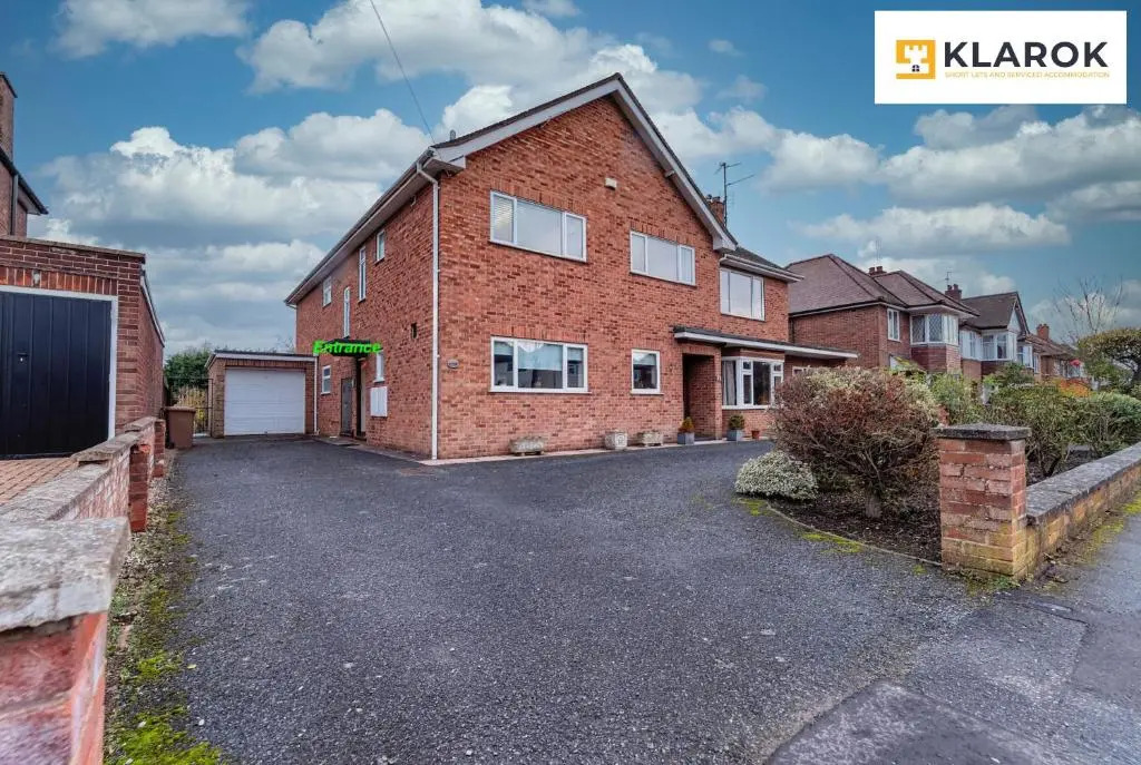 LONG STAYS 25pct OFF - Spacious 3 Bed with Parking & Keyless Access By Klarok Short Lets & Serviced Accommodation