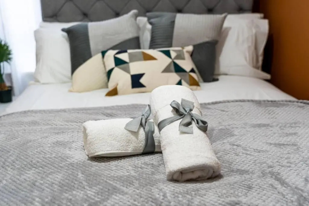 2 Bed Apartment, QE Hospital, Free Parking ,Netflix, Sleeps 4 Comfortable, 1 Double Bed x 2 Single Beds