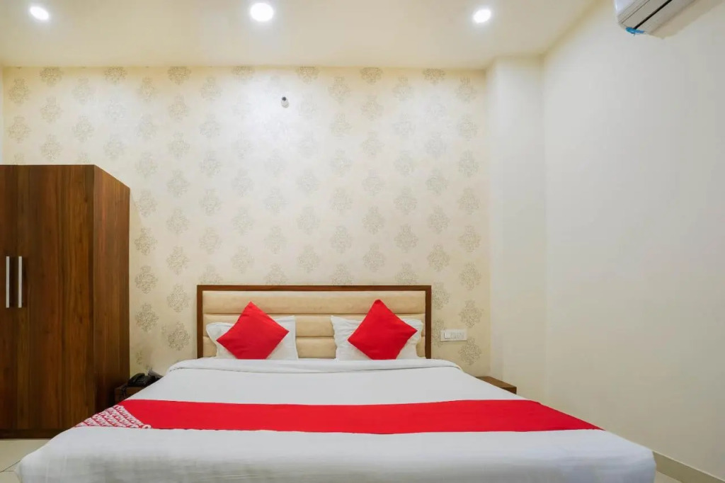 Pop 91505 Airport Hotel