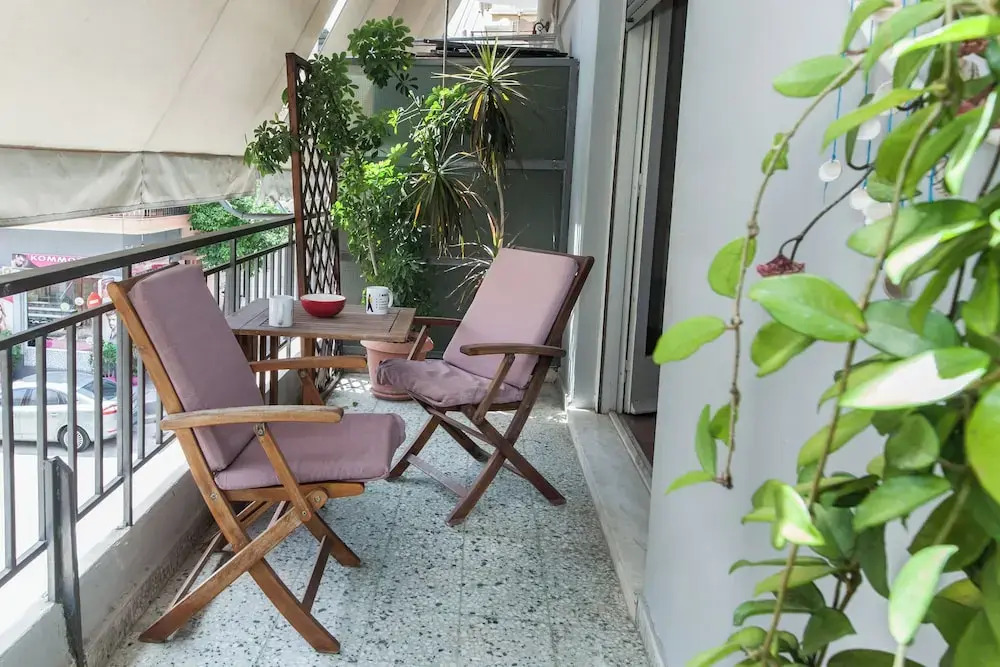Spacious 2 Bd Pireas Apt w Cozy Balcony