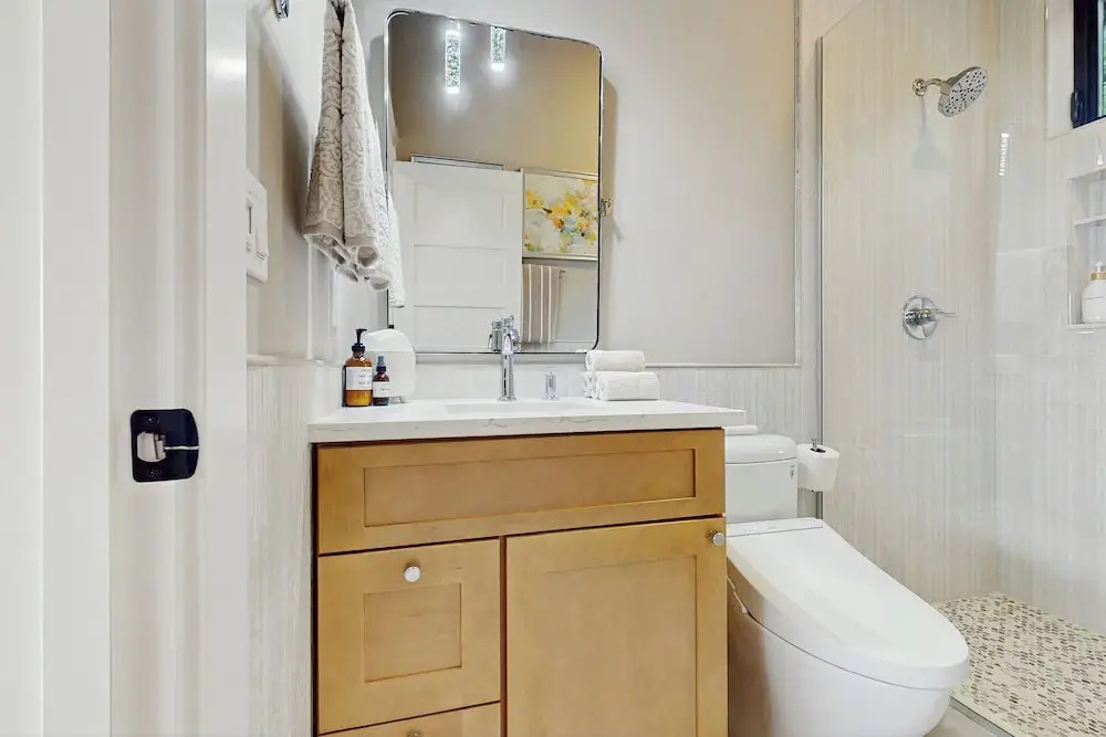 1 BR Home w/ Gas Fireplace & Puget Sound Views