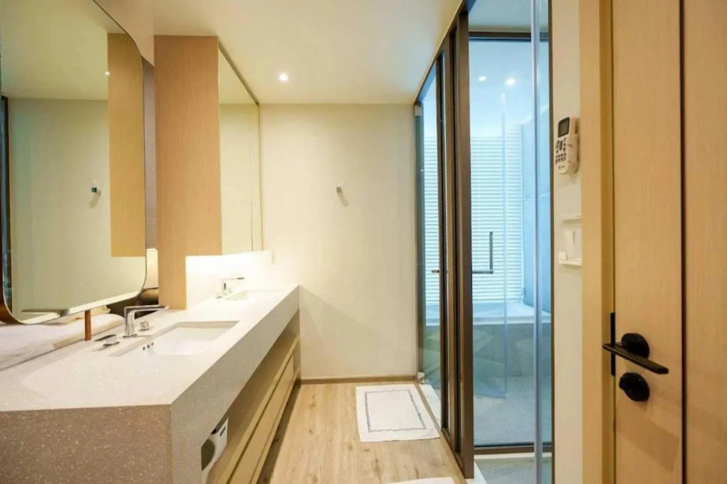 Luxury 2BR Sea View Apartment with Private Lift and Free Parking