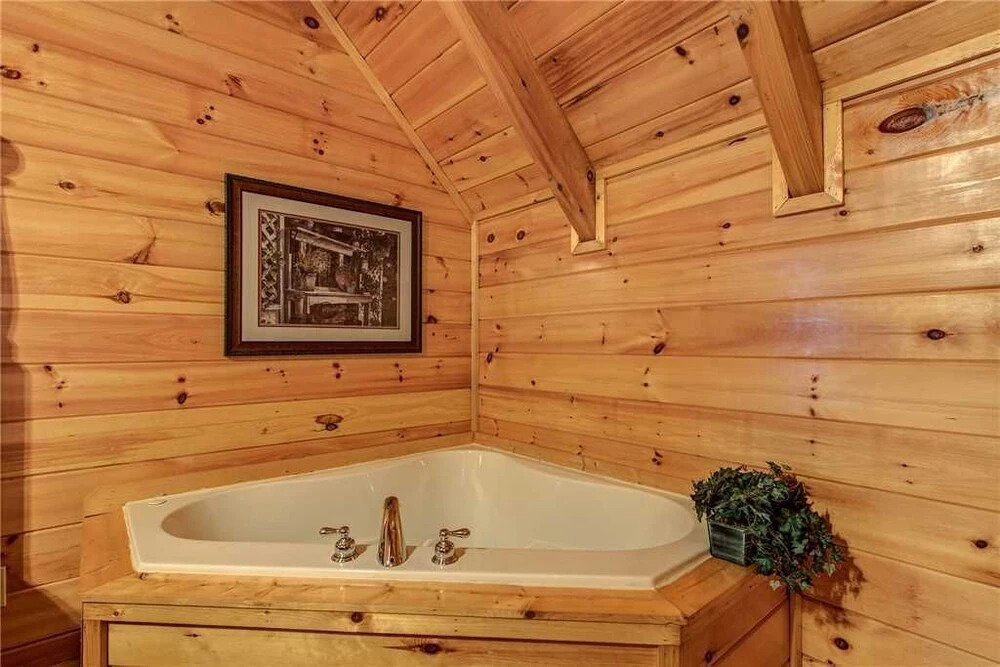 Chalet of Dreams, 2 Bedrooms, Sleeps 6, Pool Table, WiFi, Hot Tub, Mtn View