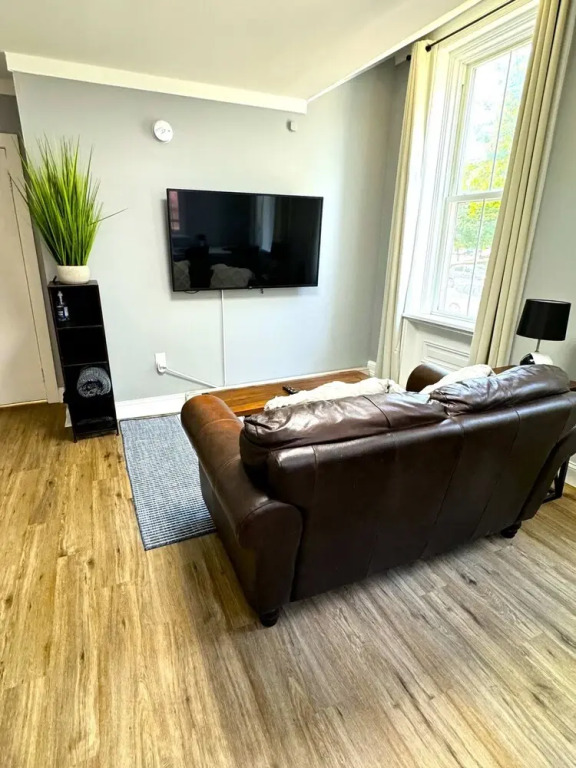 The Grayson at Park Place- Cozy and Fully Updated With King bed Free Coffee and Fast Wifi