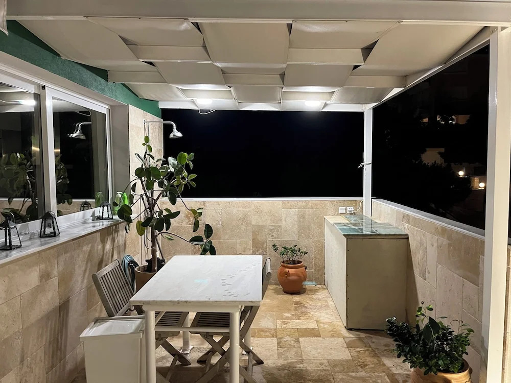 Luxurious 2-bed Seaside Apartment in Saronida