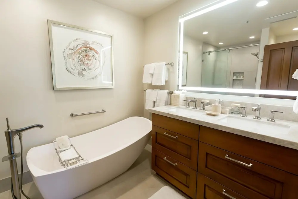 Luxury Four Bedroom Suite with Three Hot Tubs