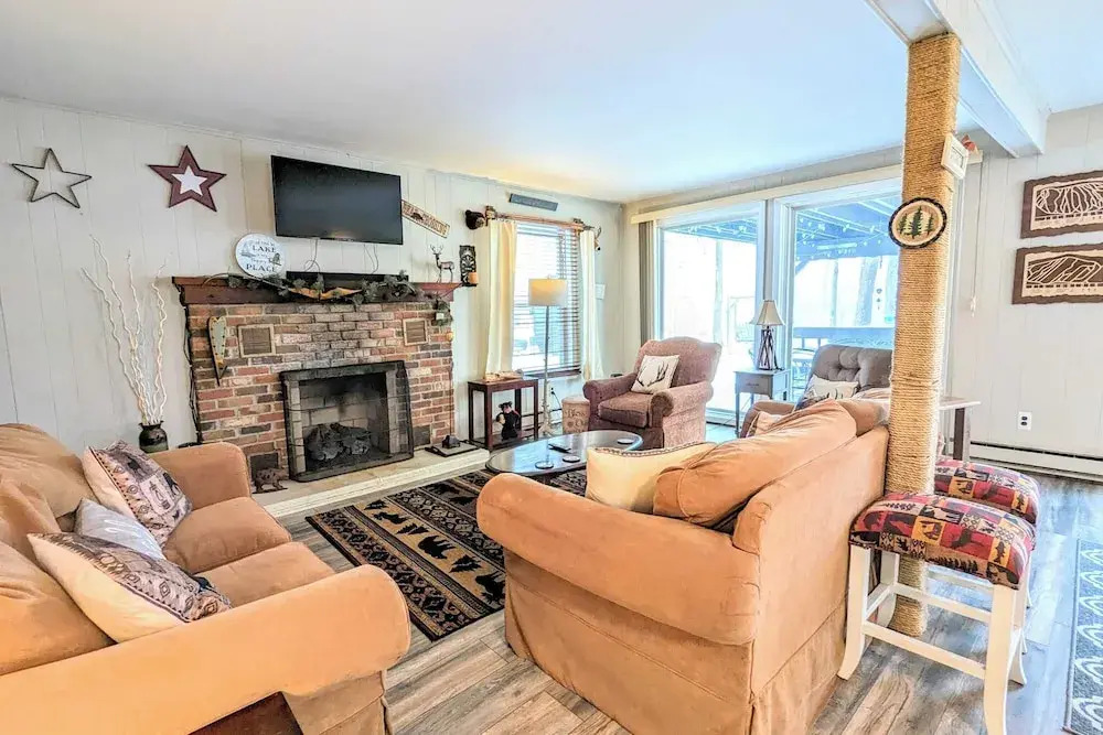 Harmony Cottage by Avantstay Lake Access, Hot Tub, Fire Pit, & Game Room