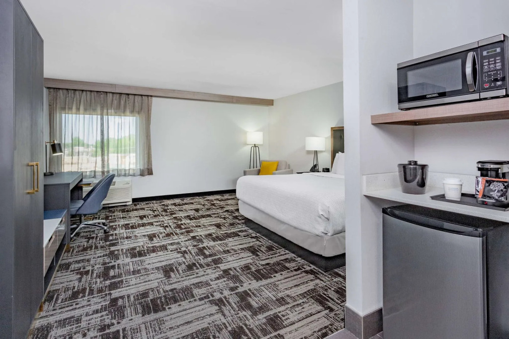 LaQuinta Suites by Wyndham South Bend Notre Dame Area