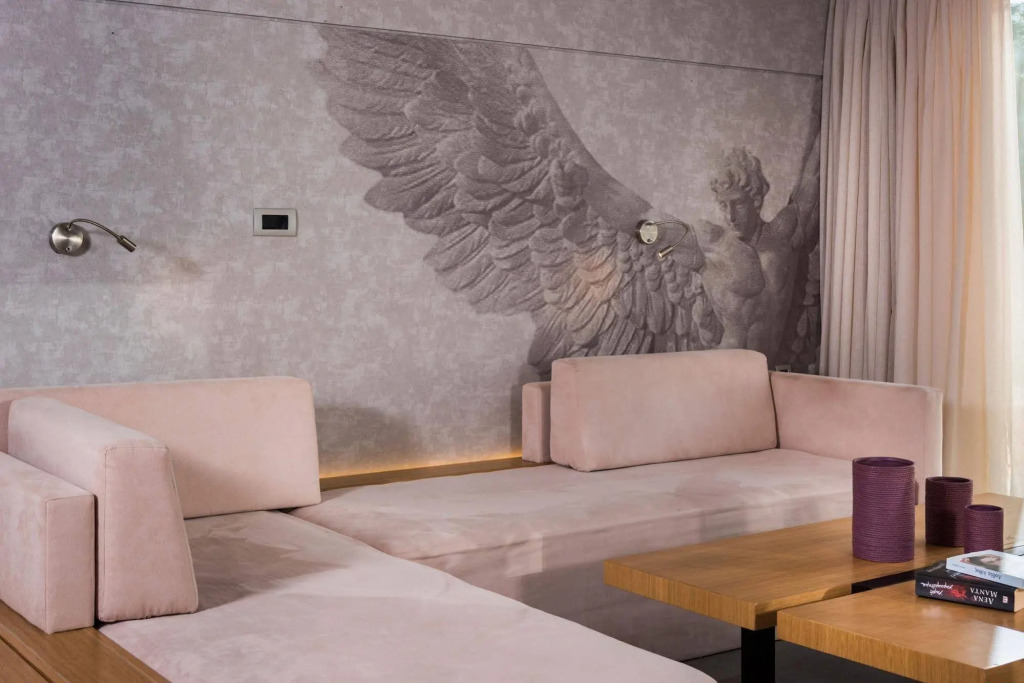 Icarus Hotel
