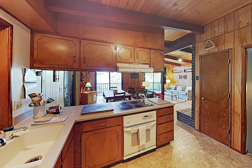 New Listing! Martys Lakehouse W/ Boat Dock 3 Bedroom Home