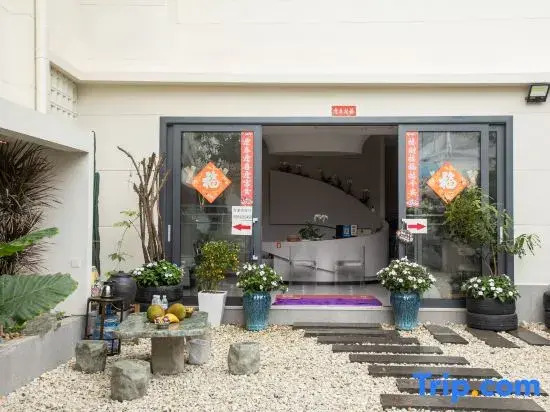 Weixi Homestay (Mangshi Square)