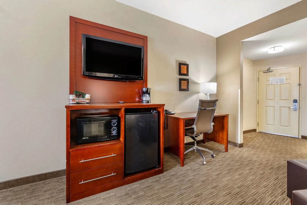 Holiday Inn Express & Suites Milwaukee NW - Park Place by IHG