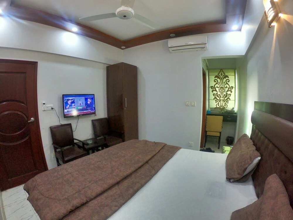 Stayflix Entire Private Room, DHA