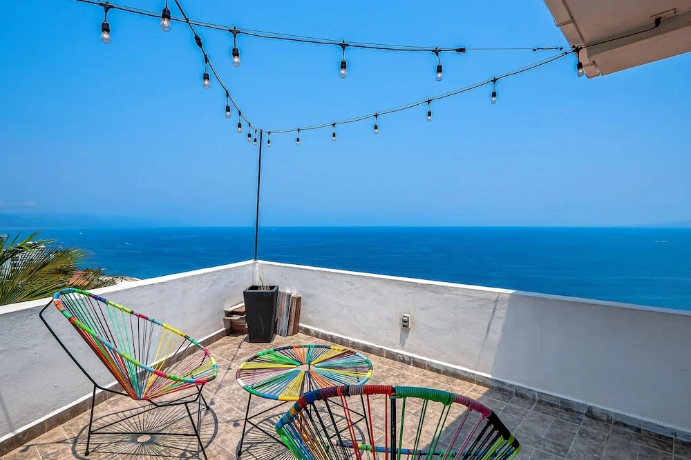 Dog-friendly Ocean View Penthouse & Studio With a Full Kitchen & Kitchenette