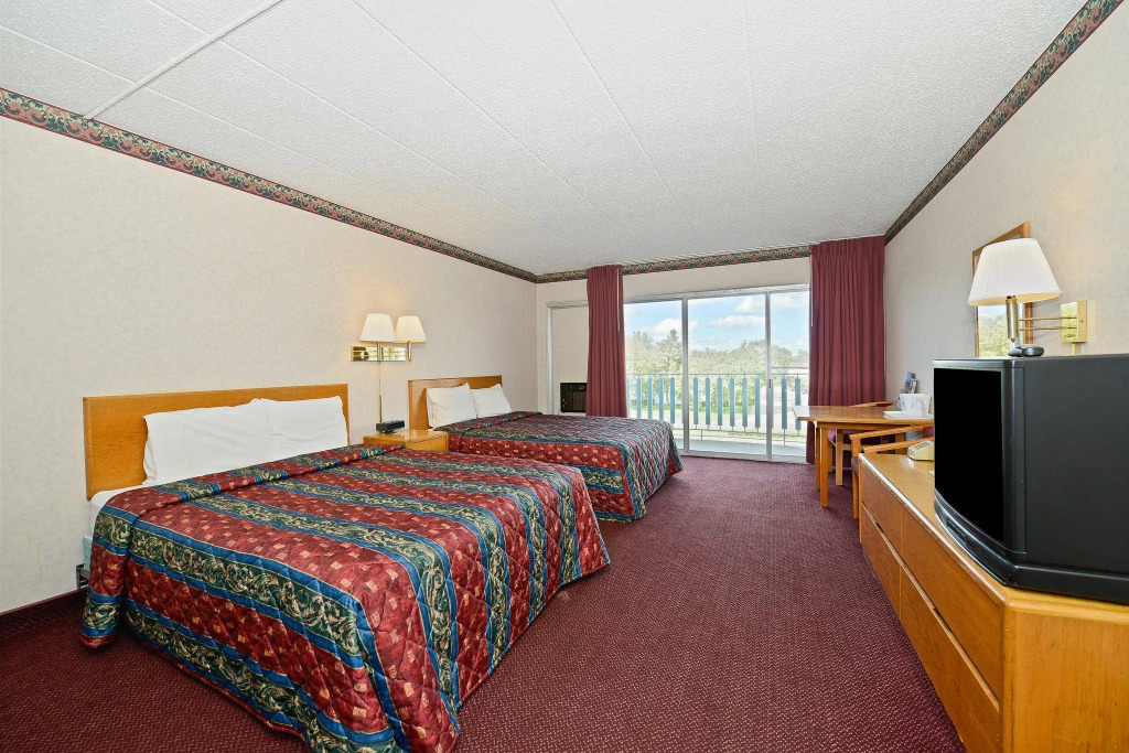 Howard Johnson by Wyndham Saint Joseph Benton Harbor