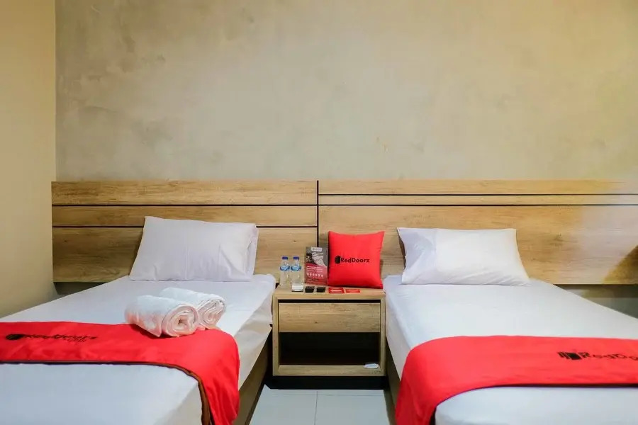 RedDoorz near Trans Studio Mall Cibubur 3