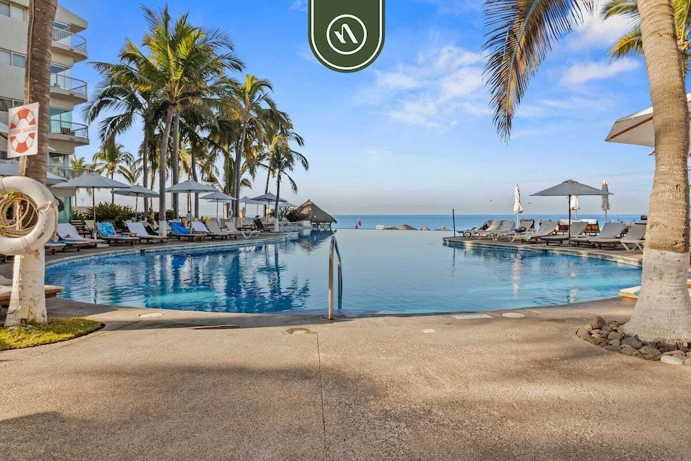 3BR Condo in the Krystal Grand Hotel - Beach