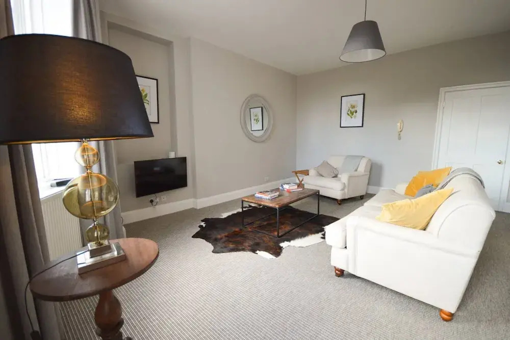 Stylish 3 Bedroom Maisonette Near City Centre
