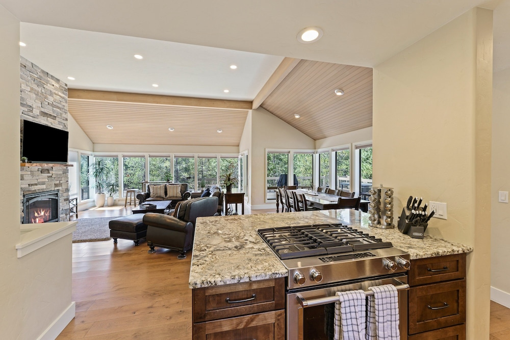 Elegant Family Retreat With Hot Tub