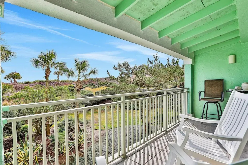Oceanfront Condo With Direct Beach Access, Pool, Balcony, Grilling Area, & AC