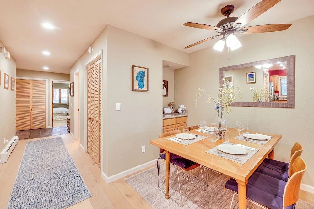 Lake Tahoe Corner Condo w/ Hot Tub, Beaches Nearby