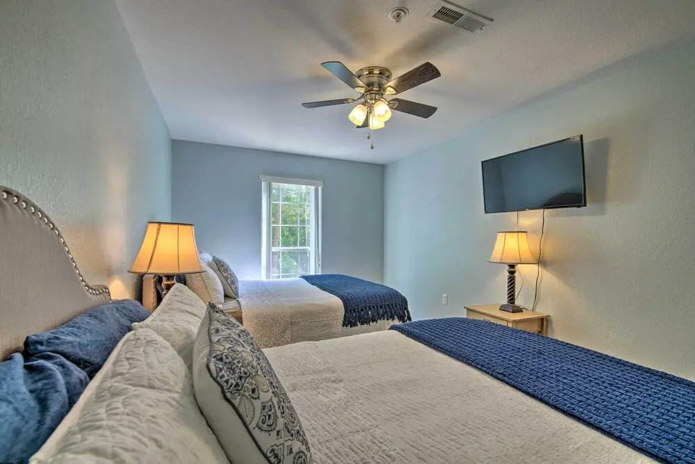 Bright Ozarks Condo w/ Balcony & Lake Views!