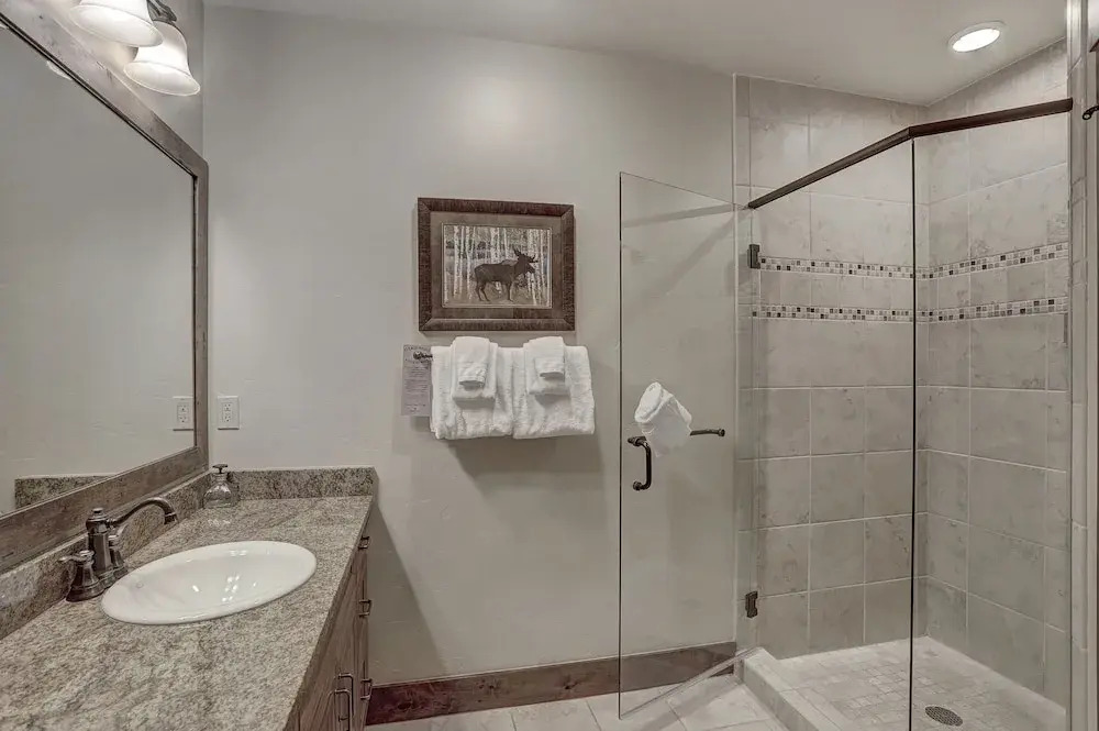 Ski-In, Ski-Out Luxury 4 Bdrm/4 Bath on Peak 7 Condo