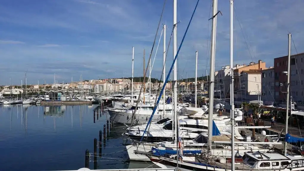 La Voile D Or seul hôtel sur le port