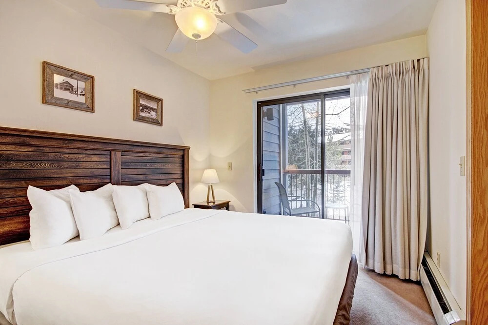 Quaint Winter Hideaway Sleeps 6- Across From Vibrant Main St 2 Bedroom Condo by RedAwning