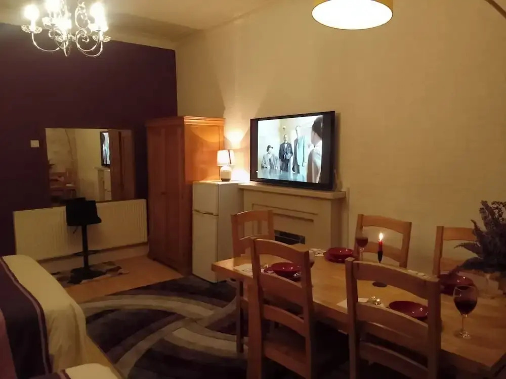 Apartment Sleeps 7 - Pets, Free Parking & Wifi