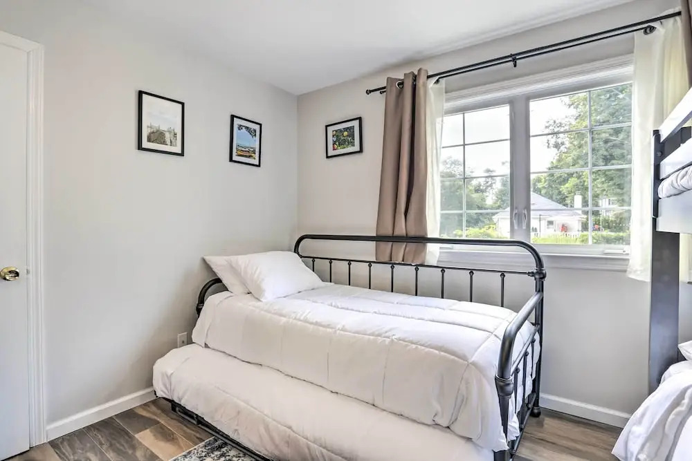 Ideally Located Glen Cove Apartment!