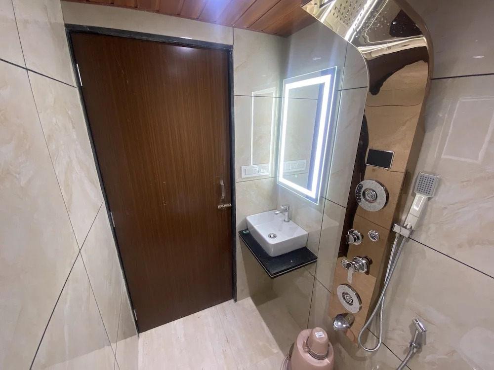 Hotel Classio Inn - Near Kokilaben Hospital, Andheri West Mumbai