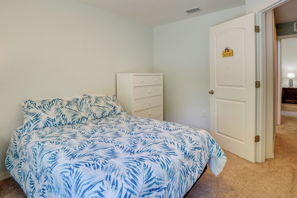 Tavares Retreat w/ Covered Patio & Private Yard
