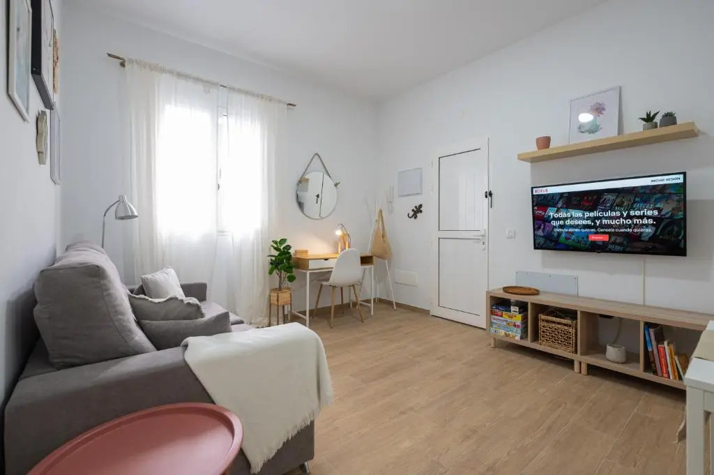 Workfriendly 2BR Home 5 min walk to Beach - Wifi
