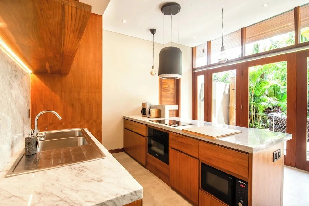 Luxury 6BR Canggu 400m to Finns Beach