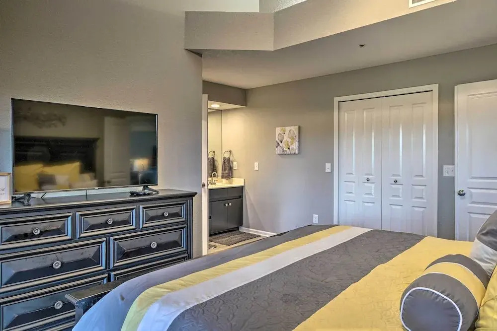 Unwind Fireside! Condo 4 Mi to Branson Strip