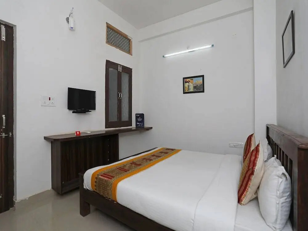 Hotel The Regal Inn by OYO Rooms