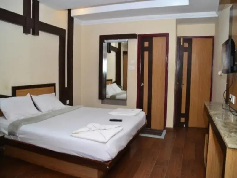 Green lake view resort cottage